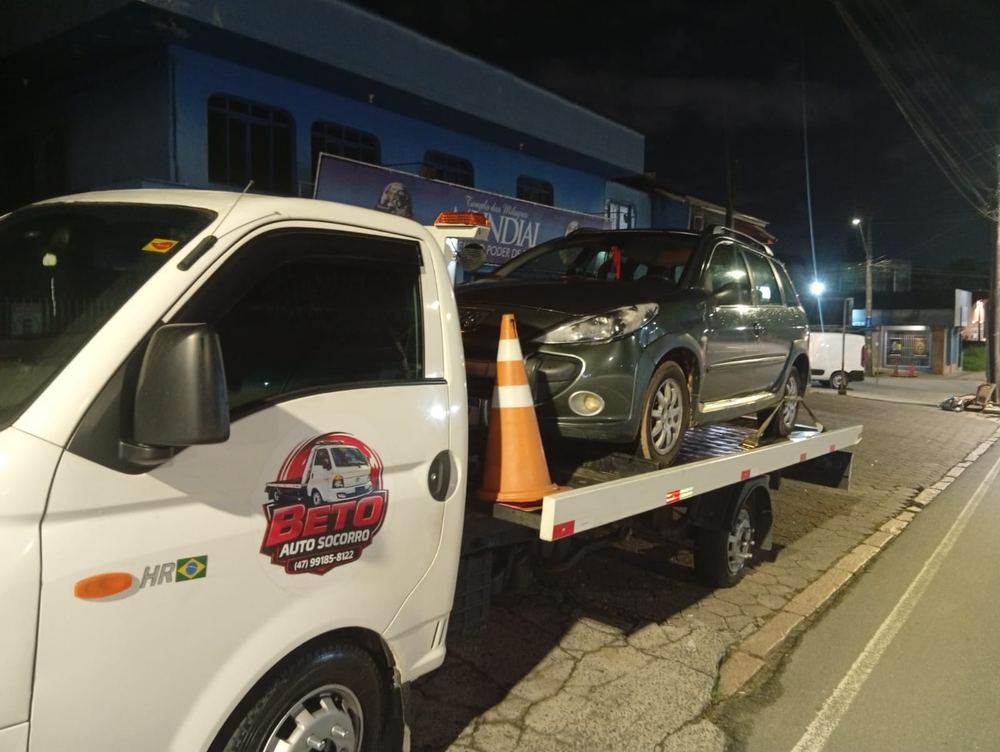 Guincho plataforma do Beto Auto Socorro em atendimento em Garuva