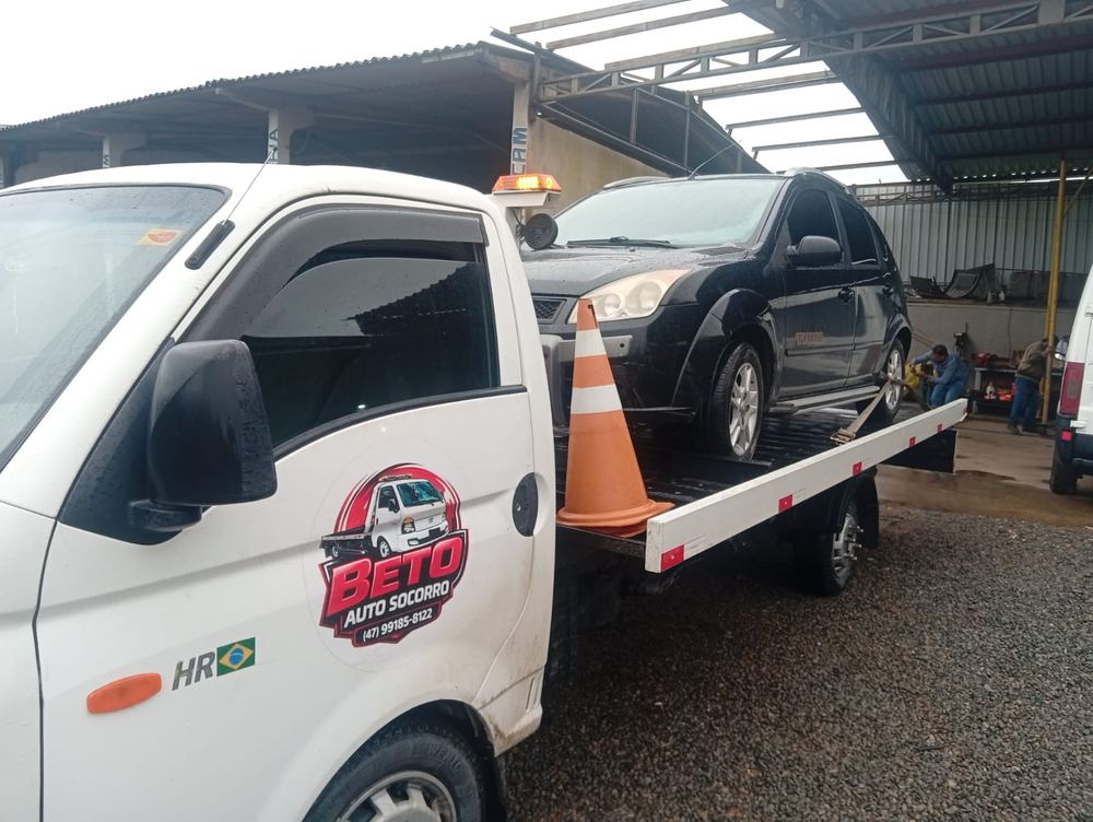 Guincho plataforma do Beto Auto Socorro em atendimento em São Francisco do Sul